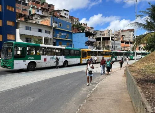 Protesto de rodoviários deixa fila de ônibus na Lapa e interrompe BRT