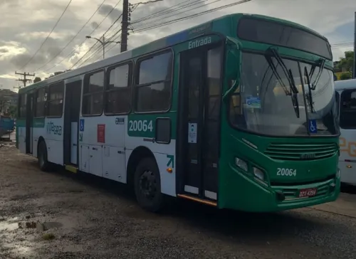 Suspeitos vestidos com uniforme de empresa assaltam ônibus em Salvador
