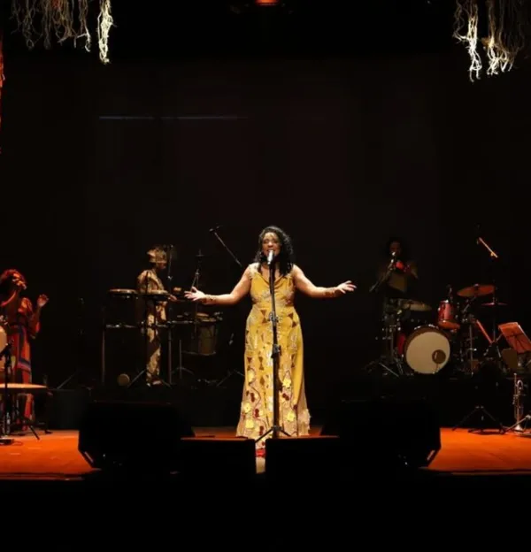 Juliana Mota apresenta show com músicas de Gilberto Gil, Djavan e mais