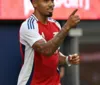 Gabriel Jesus é apalpado por jogador de time inglês e se irrita; vídeo