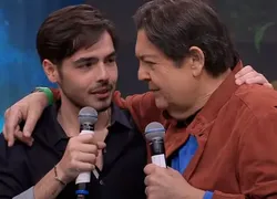 Filho de Faustão posa aos beijos com nova namorada na Bahia
