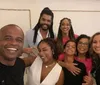 Aline Patriarca reencontra Diogo Almeida e posa com família do ator