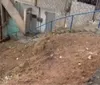 Moradores deixam casas por risco de deslizamento de terra em Salvador
