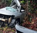 Motorista morre após carro derrapar e colidir com van em rodovia da BA