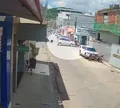 Mulher avança com carro e deixa ex-companheiro ferido na Bahia