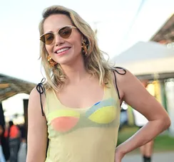 Festival de Verão: Letícia Colin aposta em look ousado e transparente
