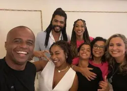 Aline Patriarca reencontra Diogo Almeida e posa com família do ator