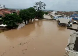 Rio transborda em Santo Amaro e deixa famílias desabrigadas após chuva