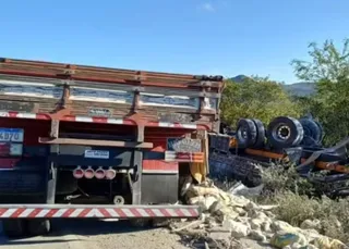 Dois homens morrem em engavetamento entre caminhões na Bahia