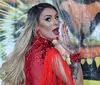 Andressa Urach mostra tudo com look transparente em escola de samba