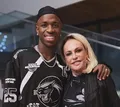 Ana Maria Braga vira vizinha de Vini Jr e ostenta presente do craque