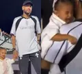 Filha de Neymar chora e deixa campo carregada após bolada na cabeça