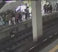 Homem pula nos trilhos do metrô para pegar celular em Salvador