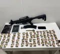 PM apreende drogas e arma em bairro de Salvador