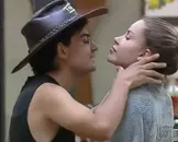 A Fazenda: Dudu dá beijo inusitado em Saory e web reage: 'Fornicação'