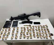 PM apreende drogas e arma em bairro de Salvador