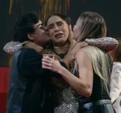 A Fazenda 17: Yoná é retirada do lado de Dudu por segurança da Record