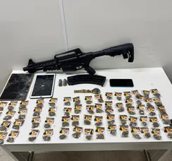 PM apreende drogas e arma em bairro de Salvador