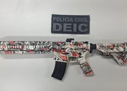 Adolescente é apreendido com falso fuzil em rua de Salvador