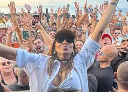 Alinne Rosa surpreende fãs com audição de novo disco em Salvador