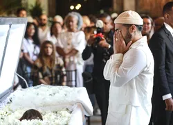 Filho de Preta Gil se emociona e chora em velório da cantora