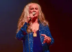 Maria Bethânia termina casamento discreto com estilista após 8 anos