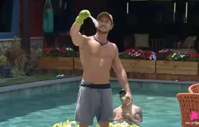 A Fazenda 17: camisinha causa briga generalizada e Mesquita se revolta