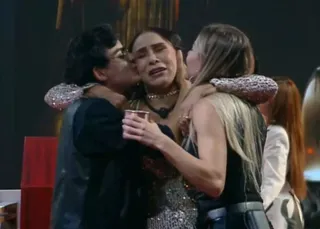 A Fazenda 17: Yoná é retirada do lado de Dudu por seguranças da Record