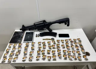 PM apreende drogas e arma em bairro de Salvador