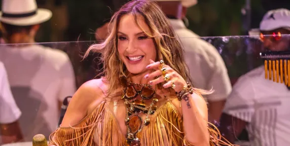 Claudia Leitte vira alvo de ação e MP pede indenização de R$ 2 milhões