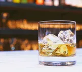 Bebidas que intoxicaram 7 pessoas com metanol saíram do mesmo lugar