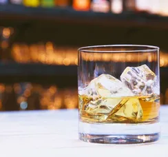 Bebidas que intoxicaram 7 pessoas com metanol saíram do mesmo lugar