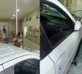 Carro invade ótica e deixa mulher ferida na Bahia