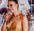 Claudia Leitte se emociona com show em cidade onde teve primeira fã