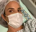 Ivete Sangalo surge em carro e não confirma cirurgia; VÍDEOS