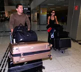 Irmão de Anitta chega ao Brasil com Hariany Almeida após prisão; FOTOS