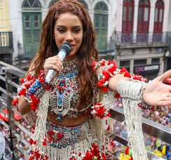 Anitta dá esporro em seguranças após uso do spray de pimenta em Bloco