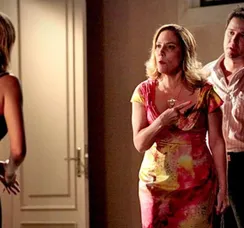 Avenida Brasil: Carminha descobre gravidez e Monalisa flagra traição