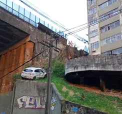 Carro cai de viaduto em Salvador após motorista perder o controle