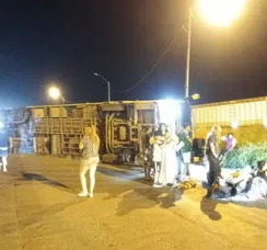 Ônibus tomba na BR-116 e deixa passageiros feridos na Bahia