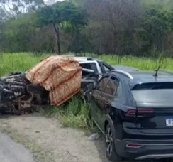Uma pessoa morre e três ficam feridas após batida entre veículos na BA