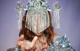 Carnaval: Anitta sobe ao trio em Salvador homenageando signo de Peixes