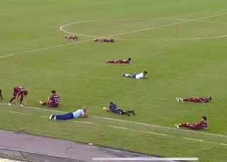 Enxame de abelhas invade campo e interrompe jogo em Feira de Santana