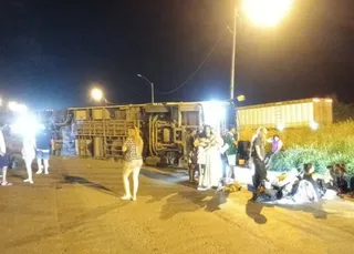Ônibus tomba na BR-116 e deixa passageiros feridos na Bahia