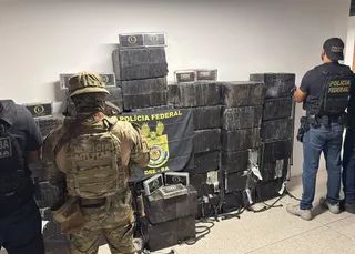 Policiais apreendem uma tonelada de cocaína no Porto de Salvador