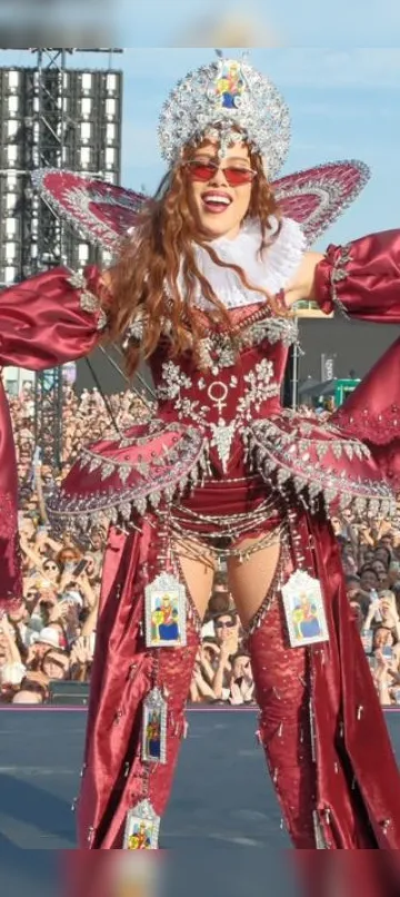 Anitta faz 1º ‘Ensaio’ internacional e canta música inédita; VÍDEO