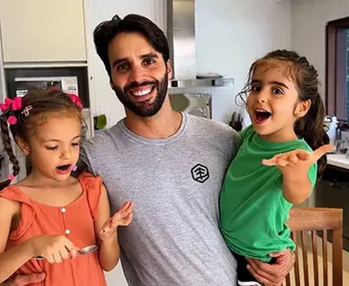 Daniel Cady passa Réveillon com filhas e Ivete Sangalo manda recado