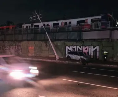 Poste cai em via do metrô de Salvador após acidente de carro