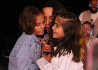 Filhas de Ivete Sangalo roubam a cena em show da mãe; VÍDEO
