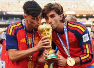 Futebol, afeto e a masculinidade que ainda precisa se explicar